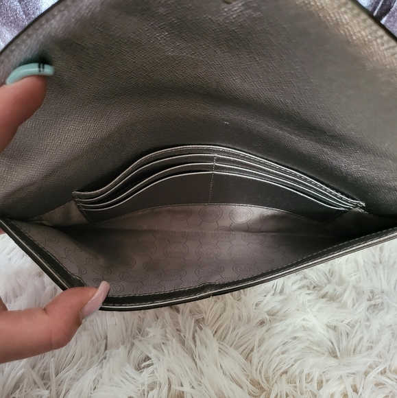 AUTHENTIC Micheal kors clutch - Picture 7 of 8